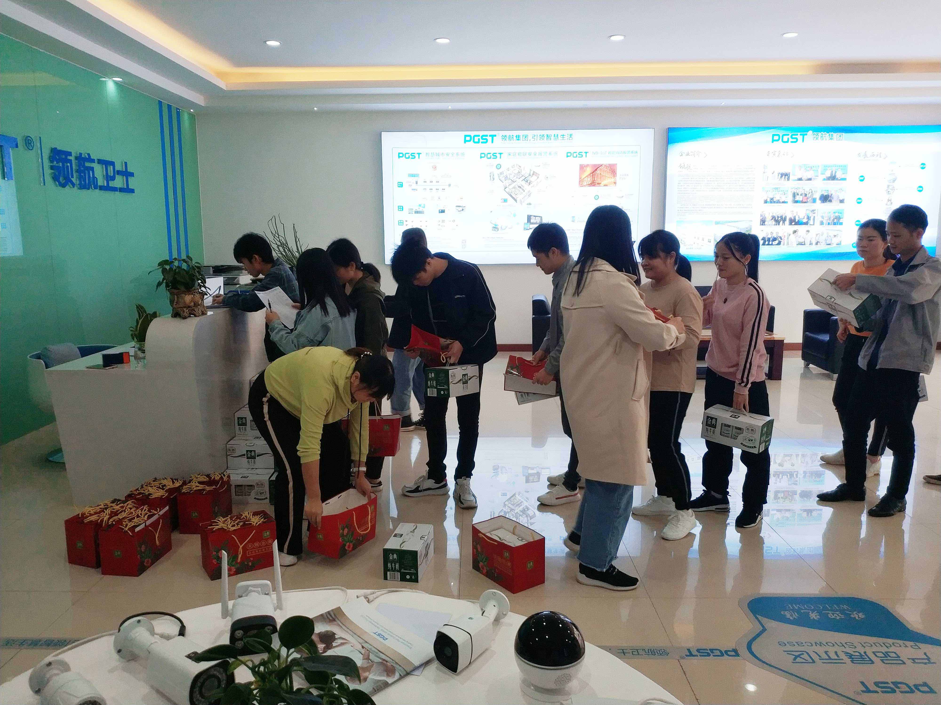 喜迎元旦，領(lǐng)航集團給全體員工送元旦福利啦!!!