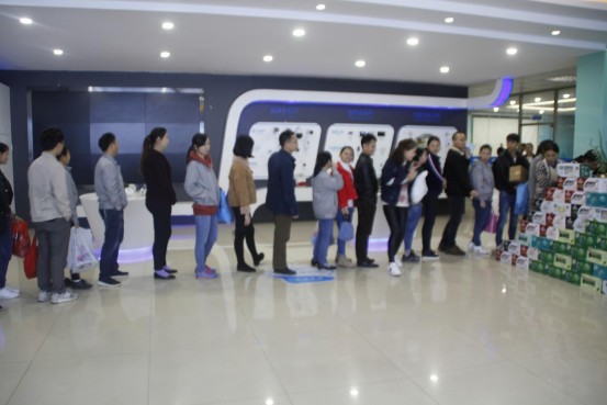 心系員工,公司為全體員工發(fā)放元旦福利 心系員工,公司為全體員工發(fā)放元旦福利